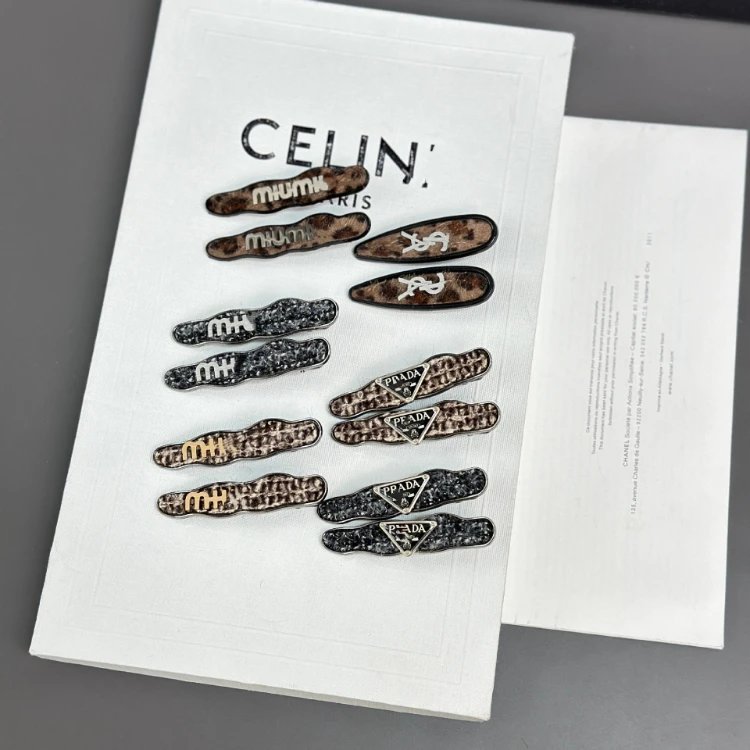 Flache Haarklemmen mit Leopardenmuster und Glitzer samt Buchstabenmotiven