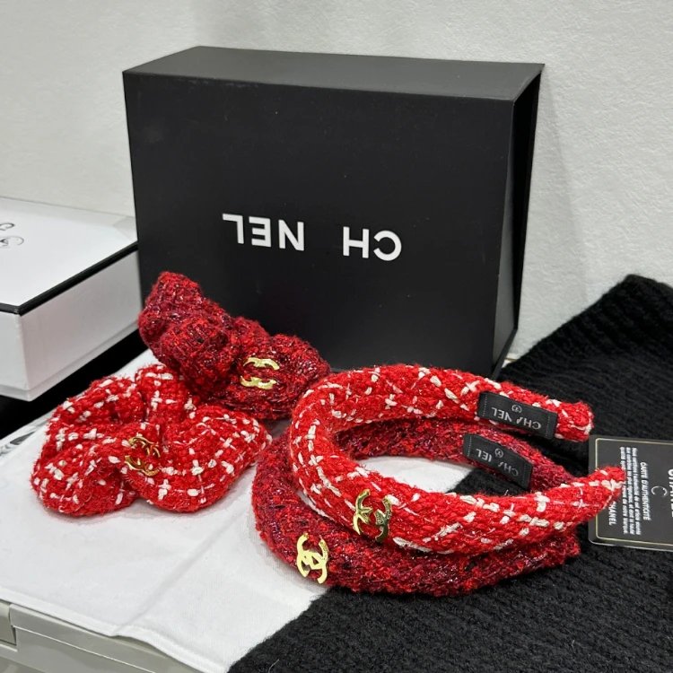 Rote breite Haarreifen und Scrunchies mit goldfarbenem Doppel-C-Emblem