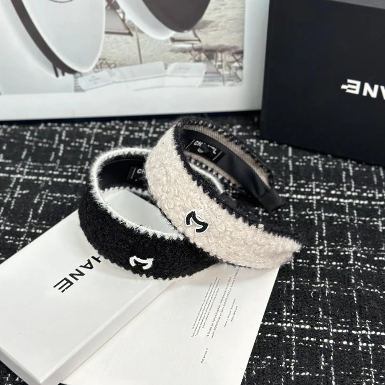 Chanel Haarreif — breite Silhouette · Kontrastfarben
