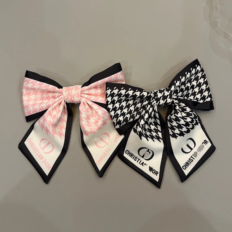 Schleifenhaarspange mit Hahnentrittmuster und schwarzen Rändern