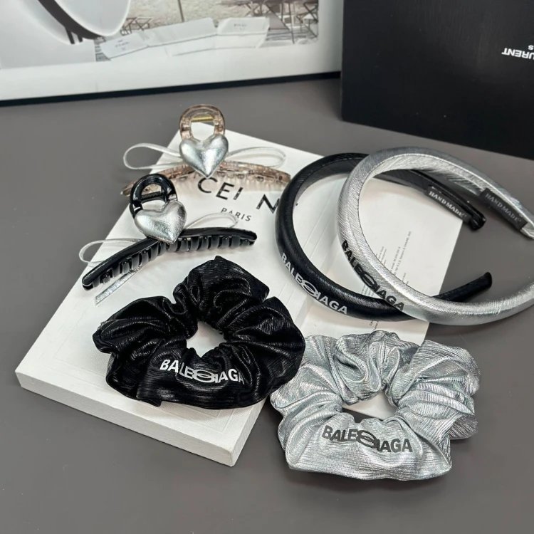 Balenciaga Haarschmuck — gerafftes Detail · Details in Metalloptik