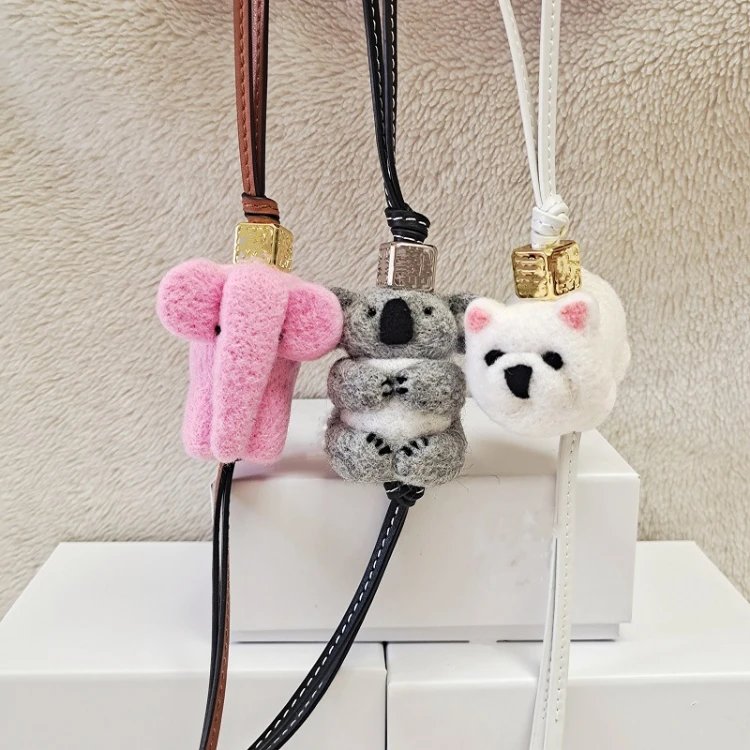 Bijou de sac Loewe — forme animalière · surface d'aspect duveteux