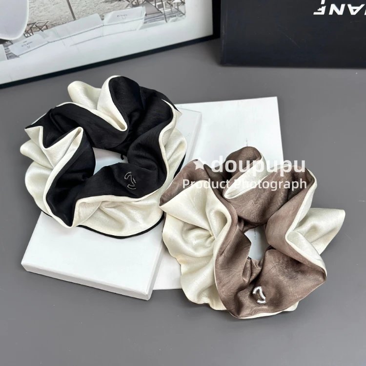 Zweifarbiges Scrunchie mit breiten Rüschen und kleinem Emblem