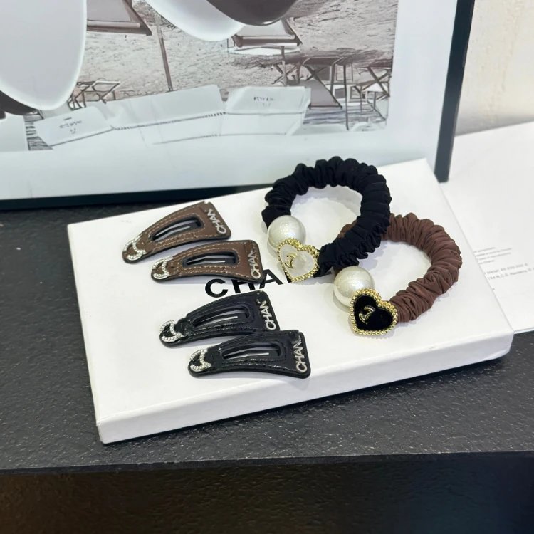 Chanel Haarschmuck — schmaler Clip · Dekor in Perlenoptik