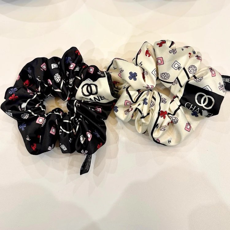 Scrunchie mit Blumen- und Flakonmuster in Schwarz oder Cremeweiß