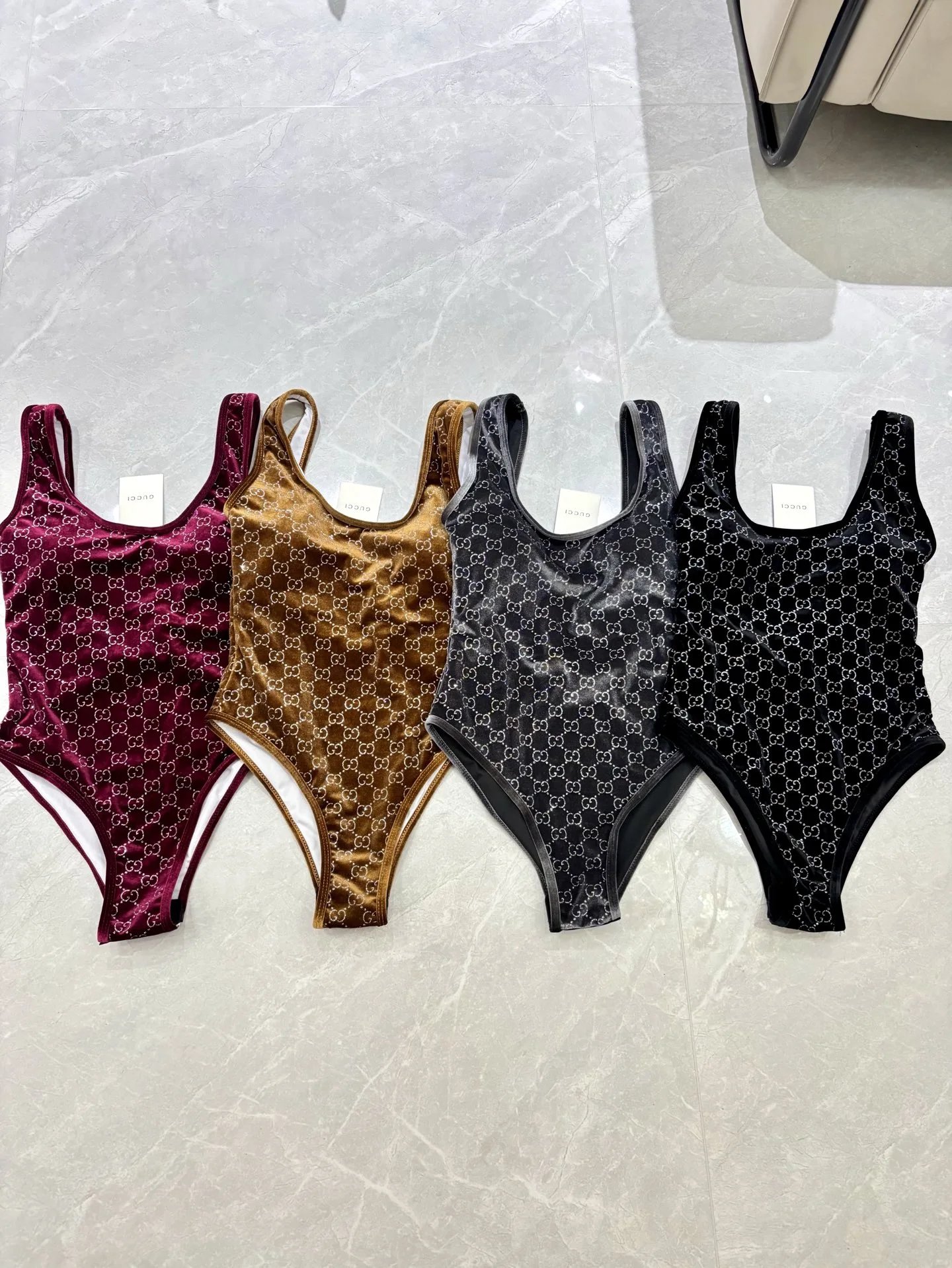 Gucci einteiliger Badeanzug — Monogramm · breiter Riemen