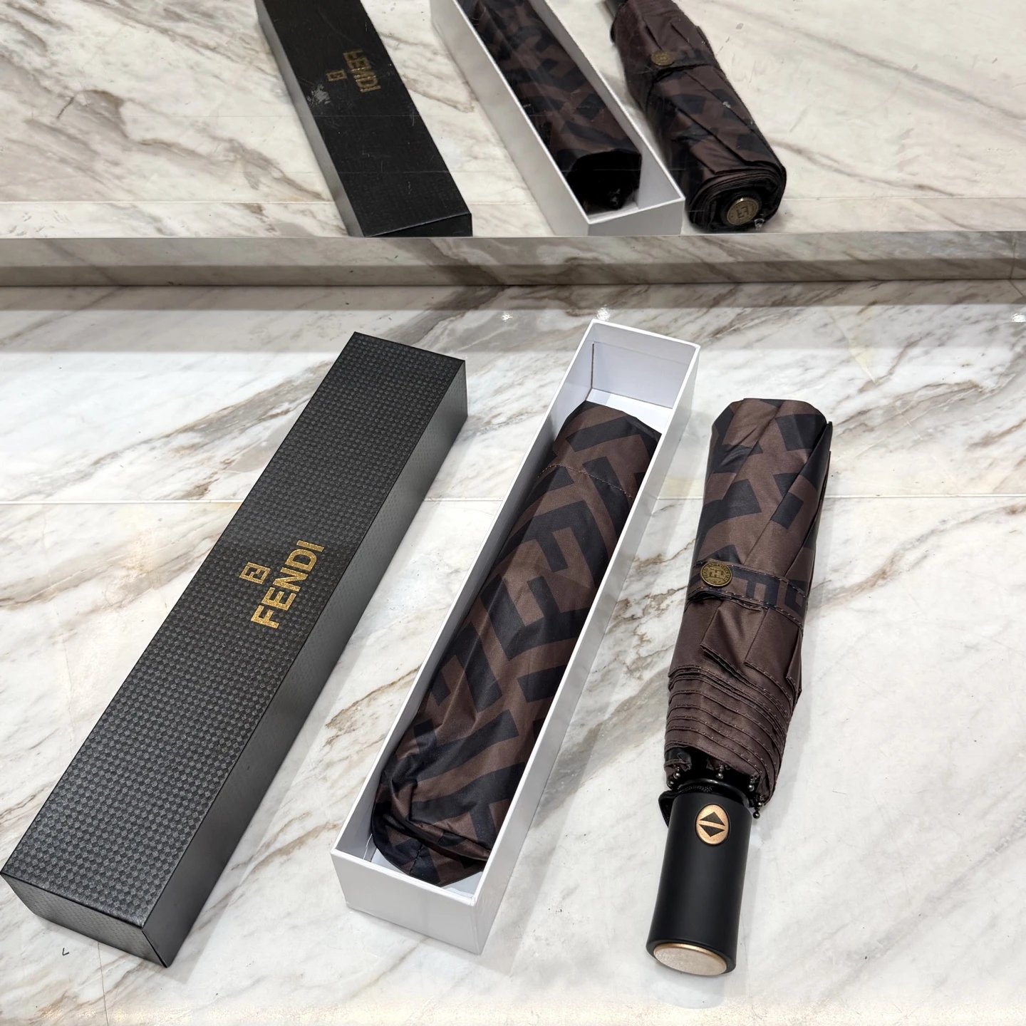 Ombrello pieghevole Fendi con monogramma FF e bottone dorato