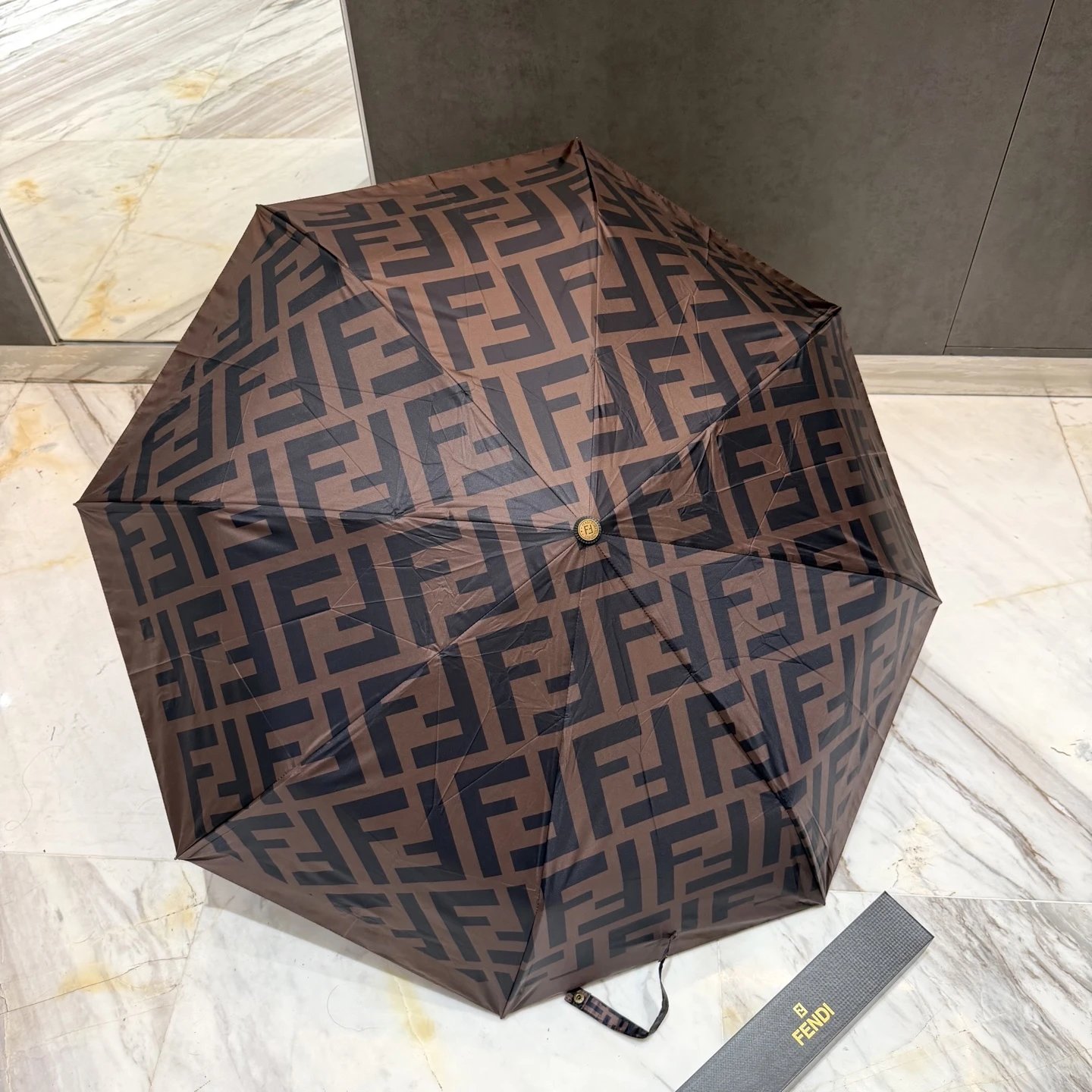 Składany parasol Fendi z monogramem FF i złotym przyciskiem