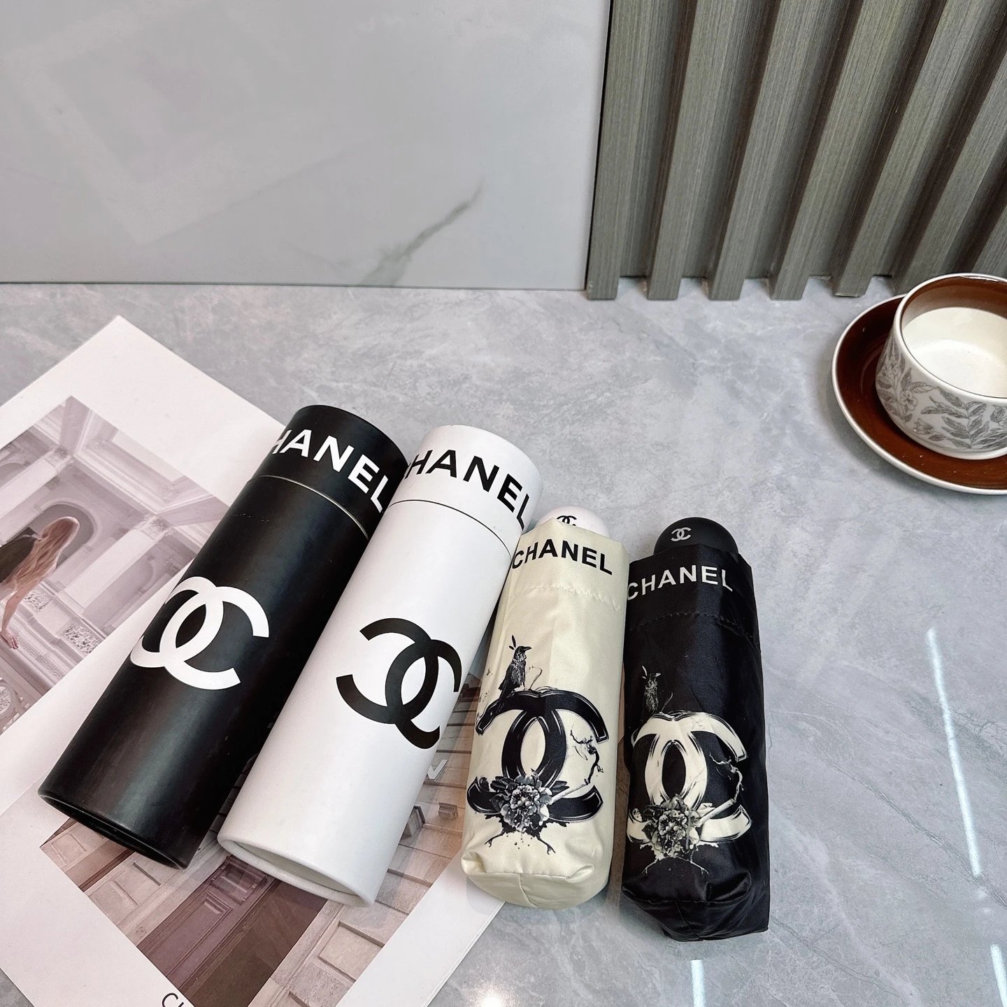 Ombrello a otto spicchi con grafica monogramma