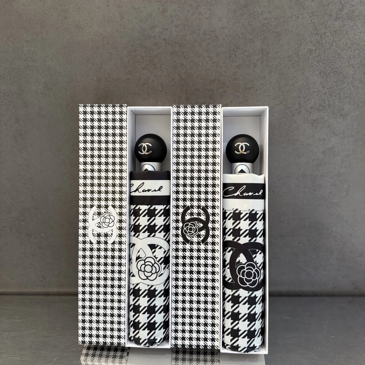 Ombrello pieghevole Chanel pied-de-poule con motivo CC e camelie, White o Black