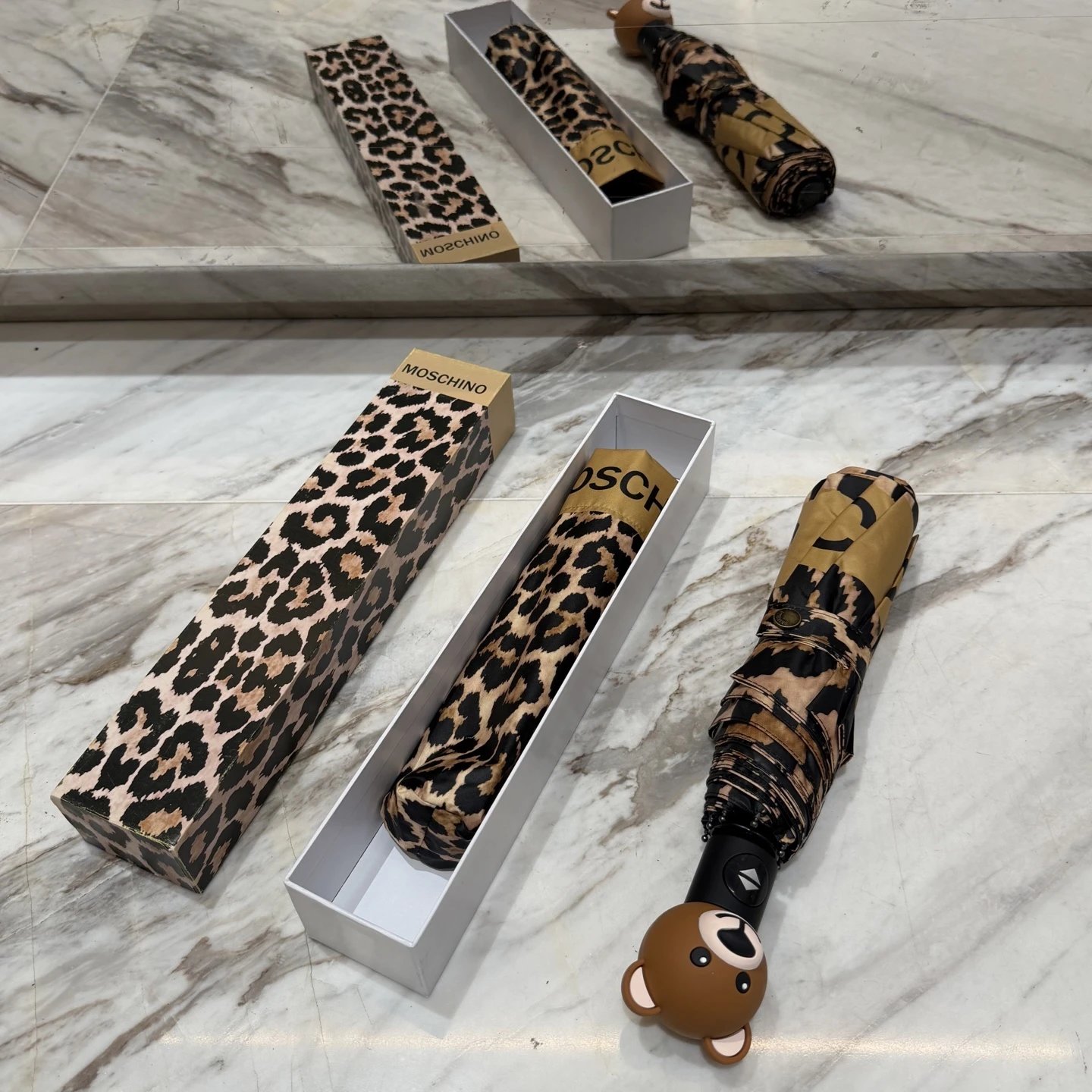 Ombrello Moschino — Pieghevole · Stampa leopardata
