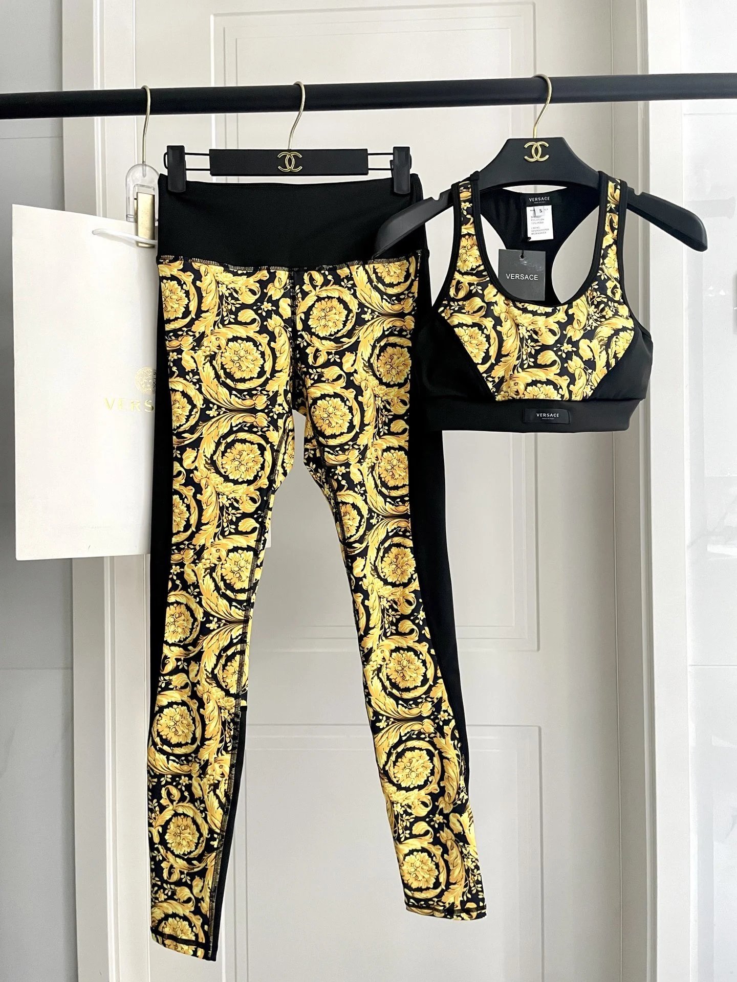 Capi d'abbigliamento Versace — Lunghezza cropped · modello di leggings mostrato