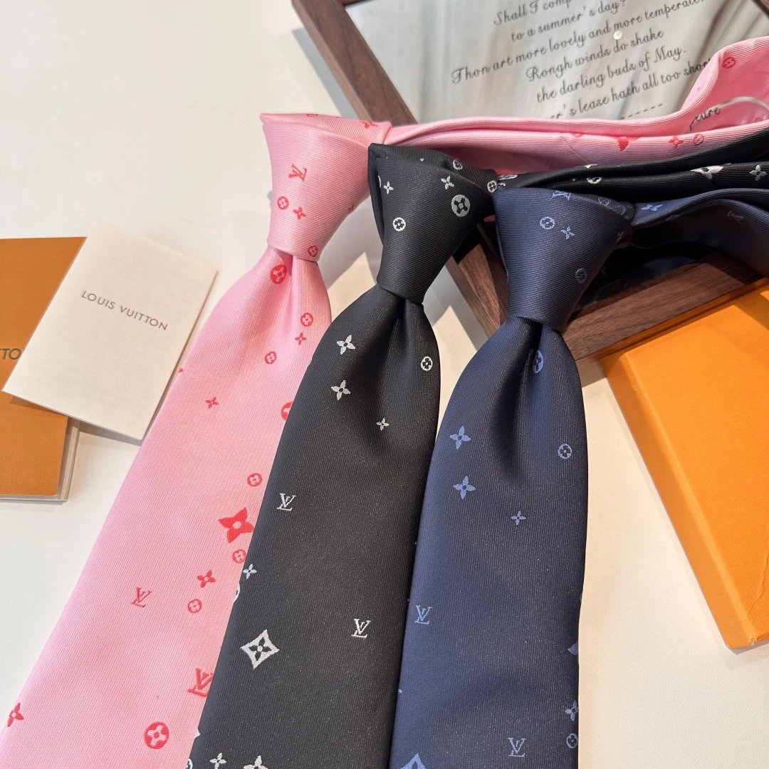 Louis Vuitton Krawatte mit Monogramm-Motiven in Schwarz, Marine oder Rosa