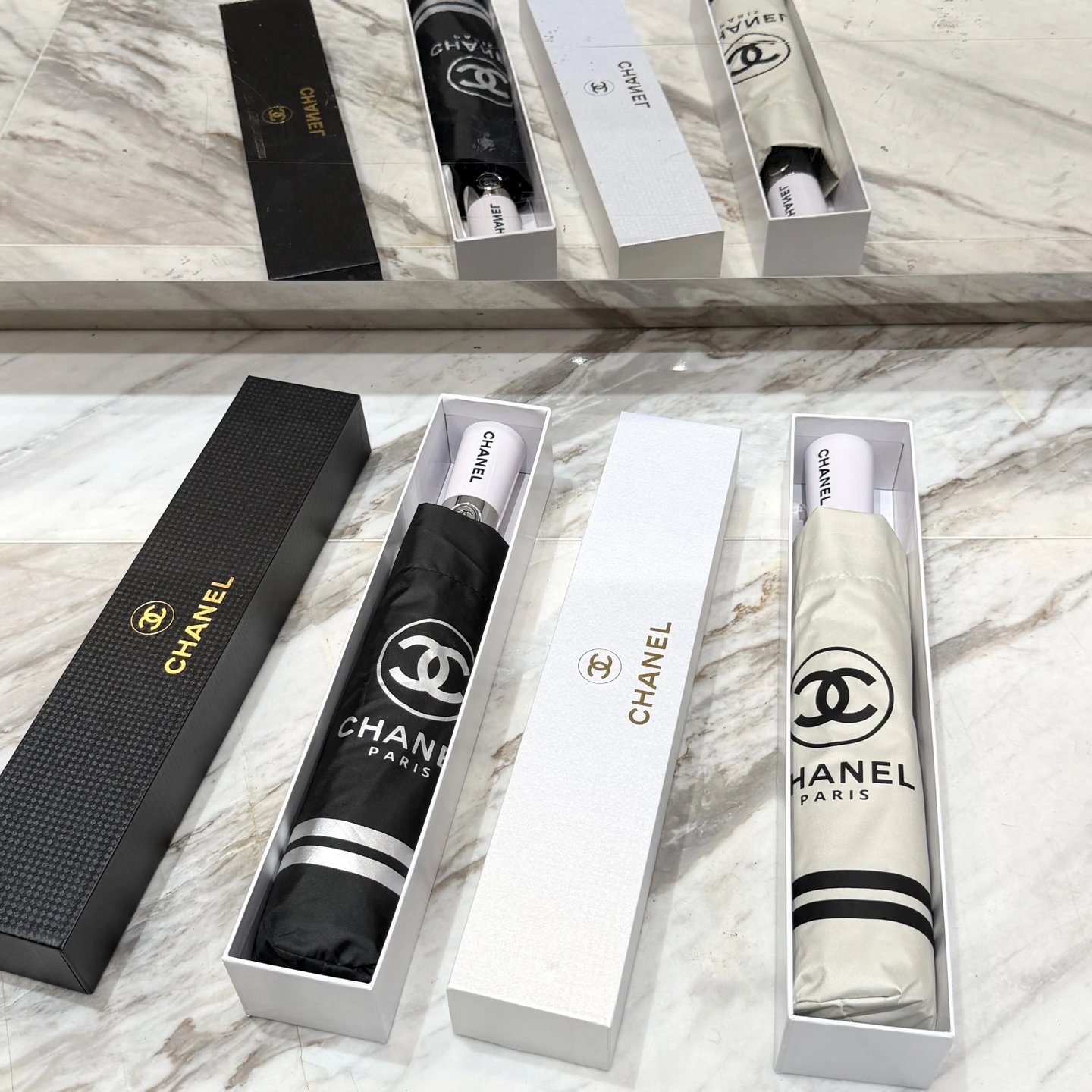 Ombrello pieghevole Chanel con stampa CC e CHANEL PARIS, White o Black