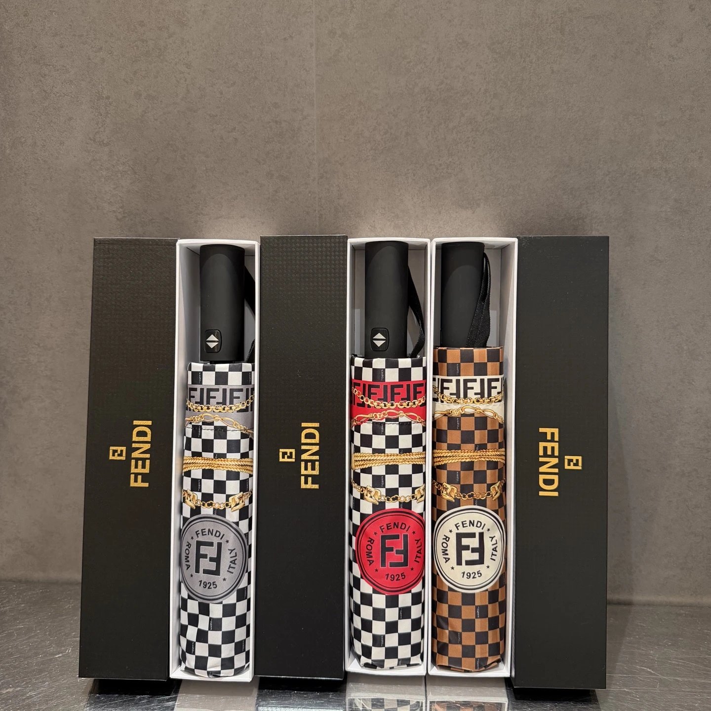 Ombrello pieghevole Fendi FF a scacchi con stampa di catene, rosso, grigio o oro
