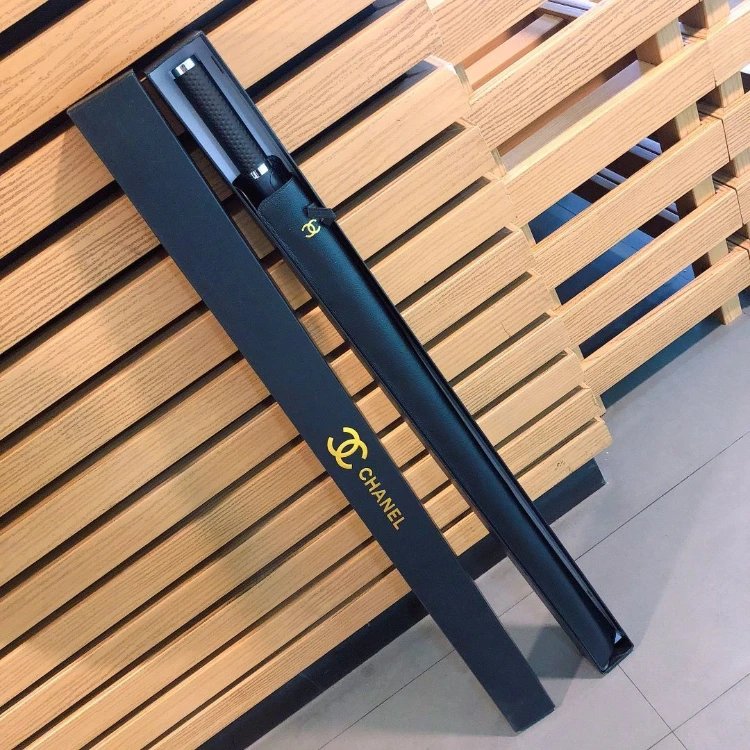 Ombrello lungo nero con scritte bianche ed emblemi circolari