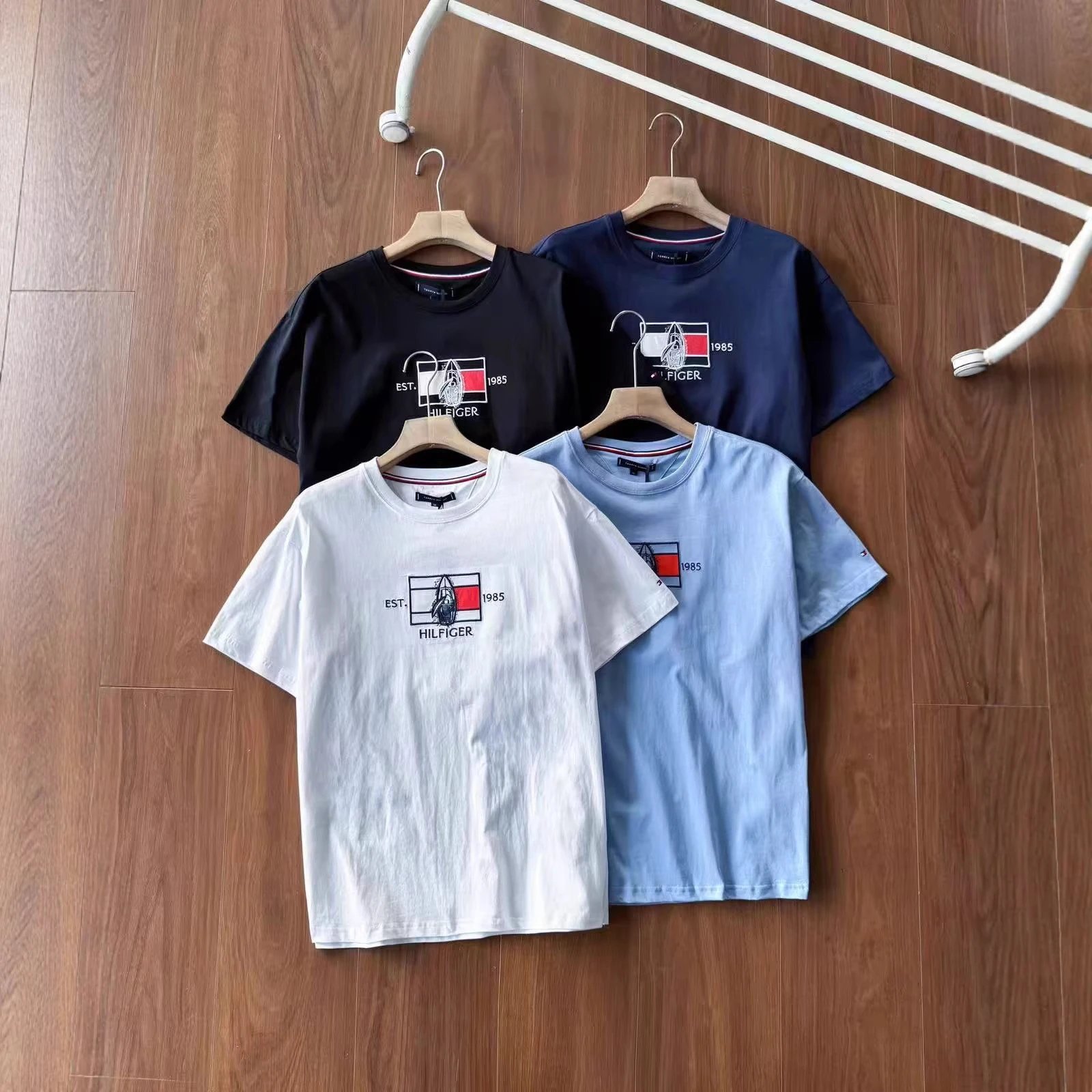 Tričko Tommy Hilfiger — Grafický potisk · Krátké rukávy