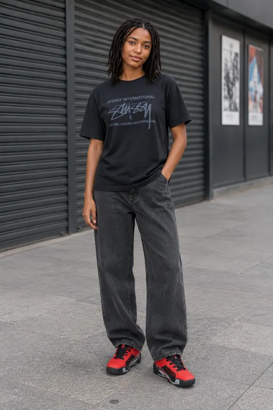 Sneakers da Basket Jordan 38 Mid-Top con Stringhe — Outfit con T-shirt Stüssy e Sneakers da Basket Jordan · Nora · Nora