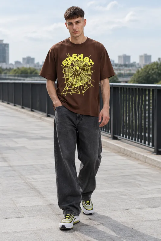 Look avec T-shirt Sp5der à manches et Baskets basses à lacets · Enzo
