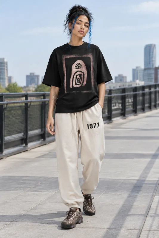 Outfit met T-shirt met korte mouwen, ESSENTIALS hoodie en Nike Air Max Plus Drift · Lucía