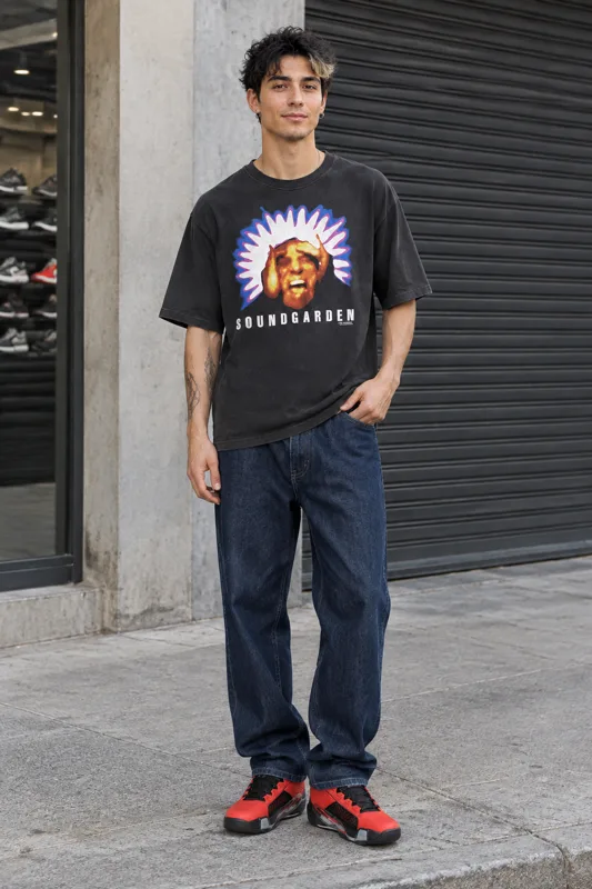 Outfit con T-shirt Soundgarden e Sneakers da Basket Jordan · Rio · Rio