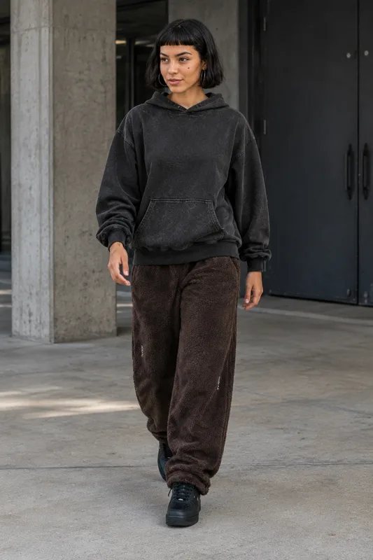 Outfit mit Sportbekleidungsvarianten und Sneaker · Sol
