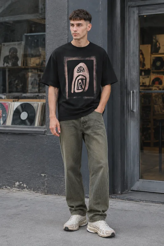 Outfit met T-shirt met korte mouwen en Nike P-6000 lage sneakers · Enzo