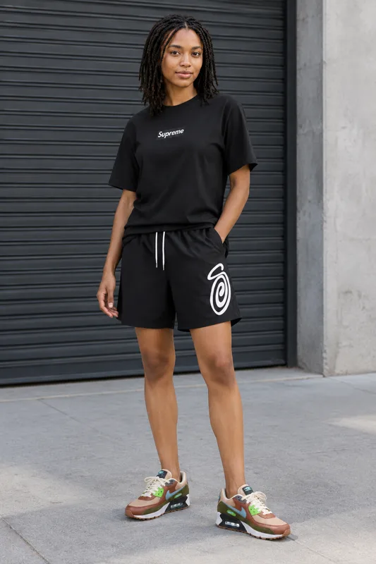 Supreme Graphic Crewneck, Stüssy Graphic Drawstring & Nike Air Max Low-Top outfit · Nora