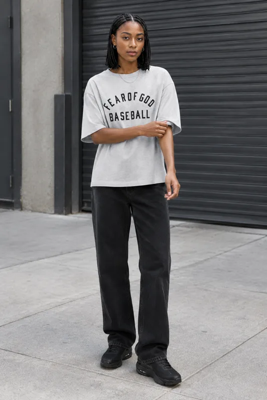 Look avec T-shirt Décontracté à Col, Jean en denim Amiri à et Baskets basses Nike NOCTA · Imani