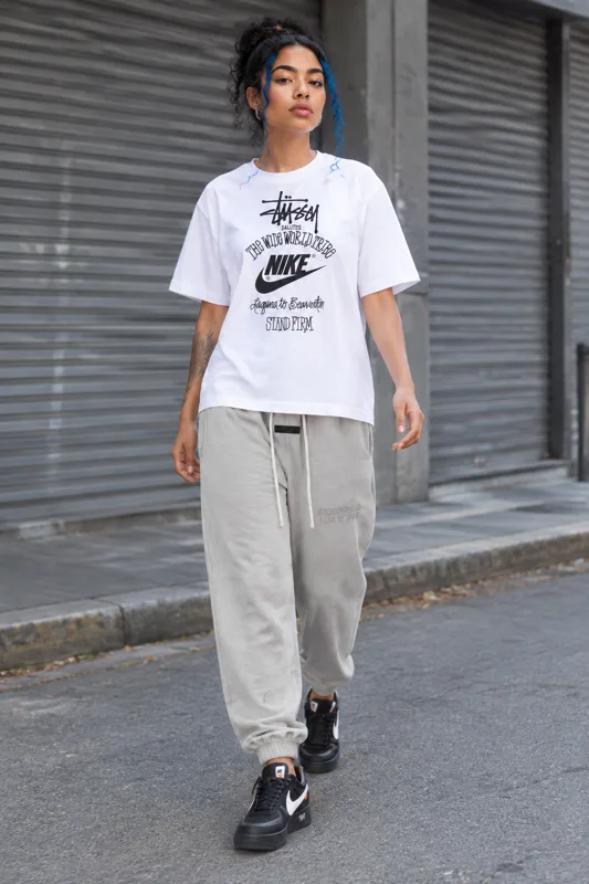 Stylizacja: T-shirt z krótkim rękawem, Fear of God Essentials i Sneakersy Niskie Air Force · Lucía
