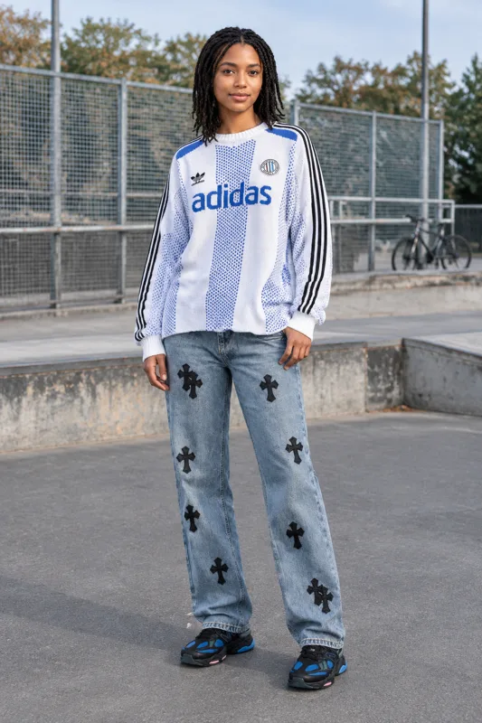 Outfit met Adidas jacquard gebreide, Chrome Hearts straight-leg en New Balance 9060 lage · Nora