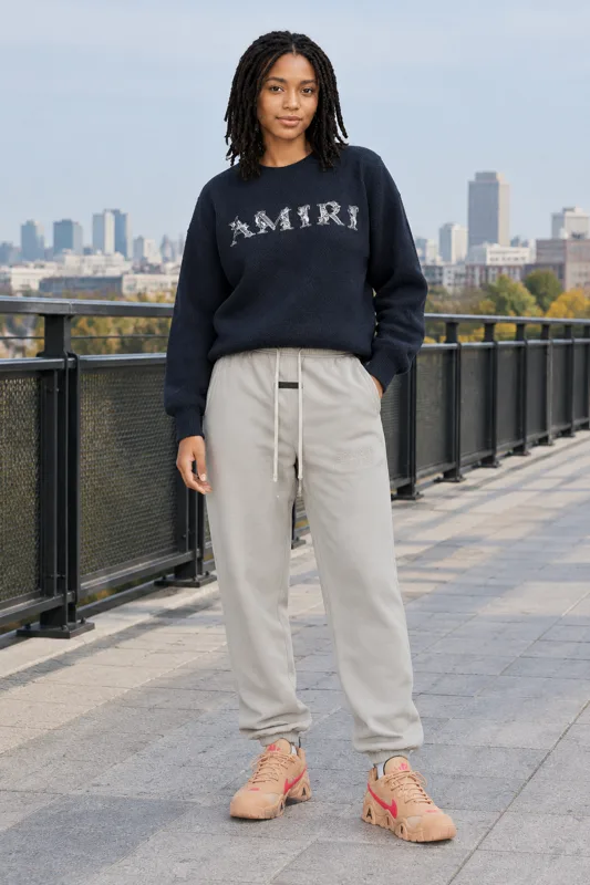 Conjunto con Suéter de Punto con Cuello, Fear of God Essentials y Zapatillas Nike Barrage · Nora