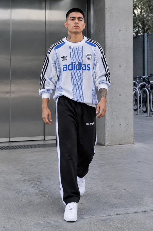 Conjunto con Jersey de punto jacquard, Chaqueta deportiva y Zapatillas Nike Air Force · Diego
