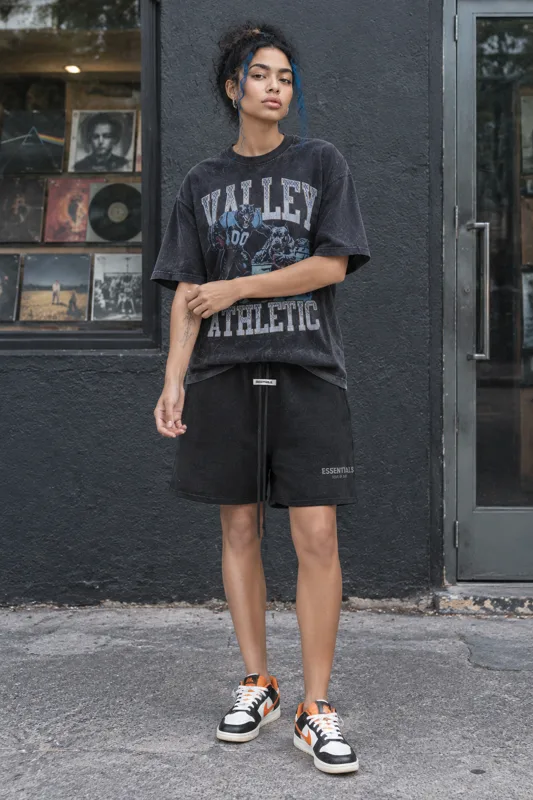 Outfit mit T-Shirt, Fear of God Essentials und Nike Dunk Schnürsneaker · Lucía