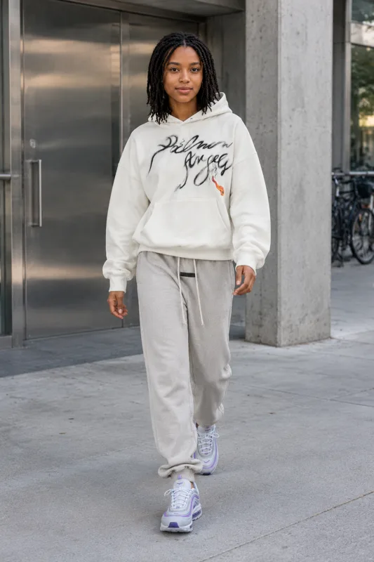 Outfit mit Palm Angels Hoodie, Fear of God Essentials und Nike Air Max 97 Low-Top · Nora