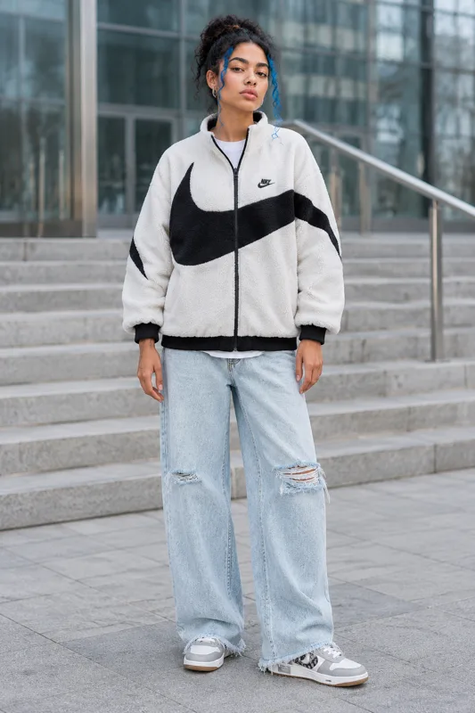 Stylizacja: Kurtka polarowa z zamkiem, Jeansy Drew House i Niskie Sneakersy Dior B25 · Lucía