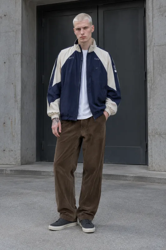Outfit med CAV EMPT marinblå och beige dragkedjejacka med hög · Luca